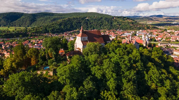Romanya 'da bulunan Sighisoara ortaçağ kasabasının manzara fotoğrafçılığı. Fotoğraf, insansız hava aracından eski şehrin panoraması olarak çekildi. Sighisoara 'nın insansız hava aracı görüntüleri, yukarıdan çekildi..