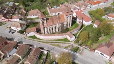 Romanya 'nın Sibiu kentindeki Valea Viilor kentindeki Transilvanya kuvvetlendirilmiş bir kilisenin hava görüntüleri. Kalenin etrafında daireler çizen bir İHA 'dan video kaydı..