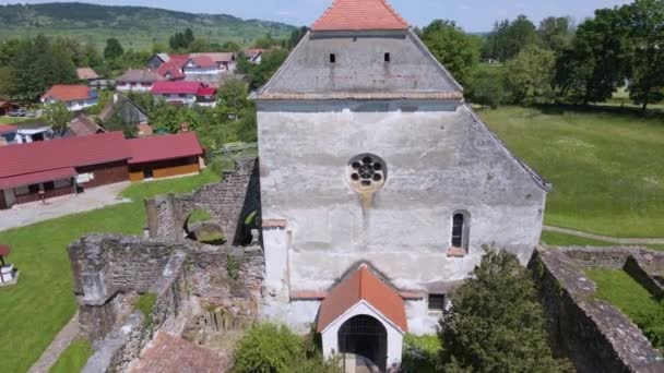 Nagranie Drona Zaczynającego Się Wewnątrz Zrujnowanego Kościoła Wybierającego Wysokość Ujawniającego — Wideo stockowe