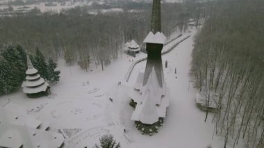 Romanya 'nın Maramures ilçesindeki Sapanta-Peri kentindeki ahşap kilisenin hava görüntüleri. Yükseklik seçerken ve kamerayı eğerken bir drondan video çekildi. Sapanta Peri 'deki ahşap kilisenin videosu.