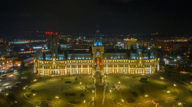 Romanya 'nın Iasi kentindeki Kültür Sarayı' nın hava fotoğrafçılığı. Fotoğraf, kış mevsiminde gece insansız hava aracından çekildi. Romanya 'nın Iasi kentindeki Kültür Sarayı' nın yukarıdan görüntüsü