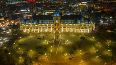 Romanya 'nın Iasi kentindeki Kültür Sarayı' nın hava fotoğrafçılığı. Fotoğraf, kış mevsiminde gece insansız hava aracından çekildi. Romanya 'nın Iasi kentindeki Kültür Sarayı' nın yukarıdan görüntüsü