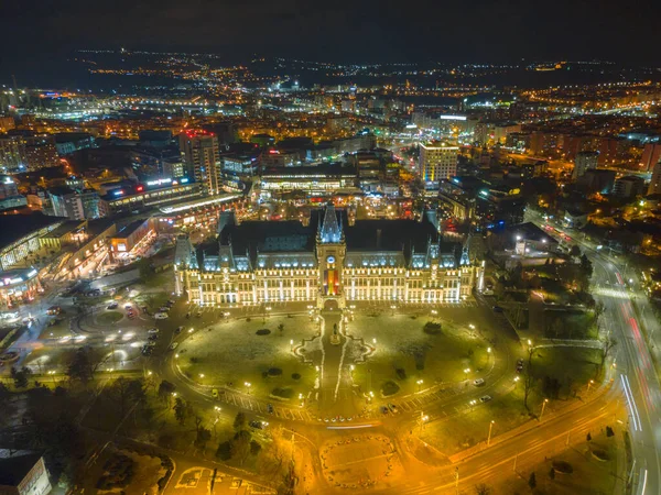Romanya 'nın Iasi kentindeki Kültür Sarayı' nın hava fotoğrafçılığı. Fotoğraf, kış mevsiminde gece insansız hava aracından çekildi. Romanya 'nın Iasi kentindeki Kültür Sarayı' nın yukarıdan görüntüsü
