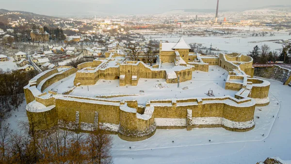 Suceava 'nın ortaçağ kalesine kuşların bakış açısı. Romanya 'nın Suceava kentindeki ortaçağ kalesinin hava fotoğrafları kış mevsiminde insansız hava aracıyla çekildi. 