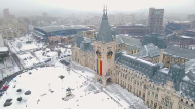Romanya 'nın Iasi kentindeki Kültür Sarayı' nın hava görüntüleri. Saray, uçarken bir İHA 'dan filme alınarak inşaatın odak noktası haline getirildi. Kışın kar yağarken çekilmiş..