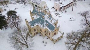 Romanya 'nın Iasi ilindeki Sturdza kalesinin hava görüntüleri. Video, kalenin etrafında daireler çizerken bir İHA 'dan çekilmiş. Kamera binayı gösteriyor.