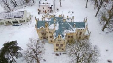 Romanya 'nın Iasi ilindeki Sturdza kalesinin hava görüntüleri. Video İHA 'dan, irtifayı düşürürken ve kamerayı yukarı kaldırırken çekildi. Romen Barok kalesinin insansız hava aracı görüntüleri.