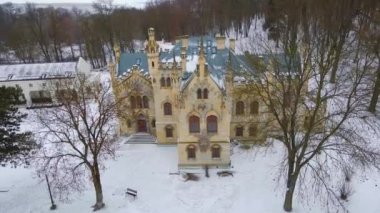 Romanya 'nın Iasi ilindeki Sturzda kalesinin hava görüntüleri. Video, şatodan geriye doğru uçarken bir İHA 'dan çekildi. Kale alanını ortaya çıkarmak için. Sturdza Kalesi 'nin kuş bakışı görüntüsü, İHA' dan çekilmiş.