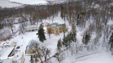 Romanya 'nın Iasi ilindeki Sturdza kalesinin hava görüntüleri. Video, daha yüksek bir irtifada kaleye doğru uçarken İHA 'dan çekilmiş.. 