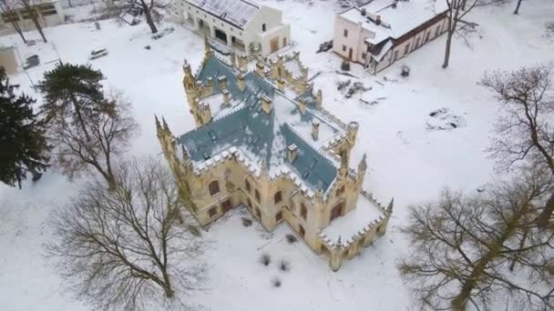 罗马尼亚Iasi县Sturdza城堡的空中录像 视频是由一架无人驾驶飞机在城堡周围盘旋时拍摄的 摄像机指向大楼 — 图库视频影像
