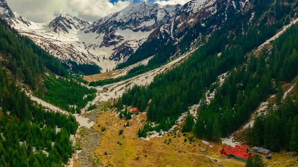 Vista Panorâmica Das Montanhas Dos Cárpatos Primavera Com Picos Cobertos — Fotografia de Stock