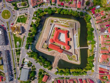 Romanya 'nın Brasov kentindeki Fagaras Kalesi' nin hava fotoğrafçılığı. Fotoğraf makinesi, kamerayla aşağıya doğru eğilmiş bir drondan çekilmiş. Ortaçağ kalesinin kuş bakışı görüntüsü.