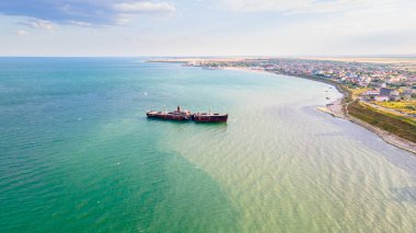 Romanya 'nın Costinesti plajının yanındaki Karadeniz' de paslı bir gemi enkazının insansız hava aracı fotoğrafı. Daha yüksek irtifadaki bir drondan havadan çekilen fotoğraf..