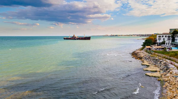 Romanya 'nın Costinesti plajının yanındaki Karadeniz' de paslı bir gemi enkazının insansız hava aracı fotoğrafı. Daha yüksek irtifadaki bir drondan havadan çekilen fotoğraf..
