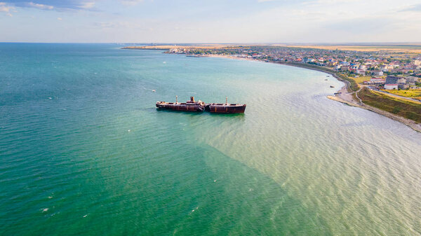 Ржавое кораблекрушение на Черном море, расположенное рядом с пляжем Костинешть, в Румынии. Снимок с беспилотника на большой высоте.