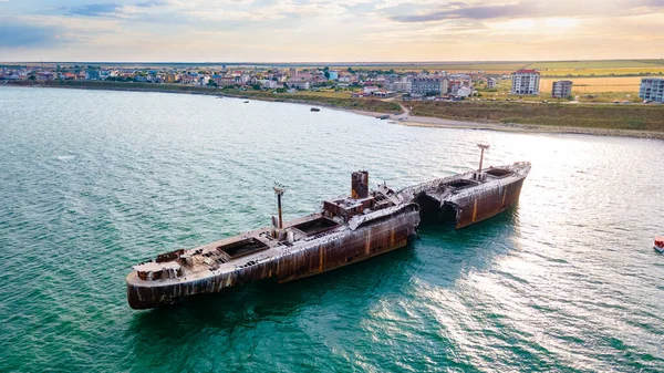 Romanya 'nın Costinesti plajının yanındaki Karadeniz' de paslı bir gemi enkazının insansız hava aracı fotoğrafı. Daha yüksek irtifadaki bir drondan havadan çekilen fotoğraf..