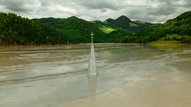 Romanya 'nın Rosia Montana kenti yakınlarındaki Geamana' daki sel basmış kilisenin fotoğrafları. Fotoğraf, kilise kulesine yakın bir yerde, alçak irtifada bir İHA 'dan çekilmiş..