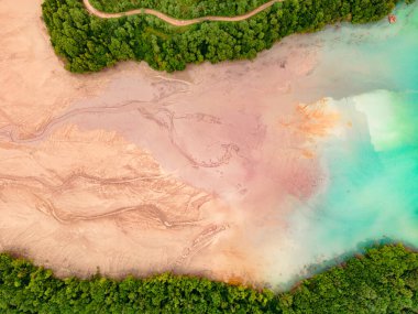 Romanya 'nın Geamana kentindeki endüstriyel sürahi gölünün hava fotoğrafçılığı. Fotoğrafçılık, gölün canlı renklerini gösteren aşağı bakan bir kamerayla çekilmiş..