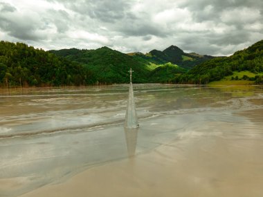 Romanya 'nın Rosia Montana kenti yakınlarındaki Geamana' daki sel basmış kilisenin fotoğrafları. Fotoğraf, kilise kulesine yakın bir yerde, alçak irtifada bir İHA 'dan çekilmiş..