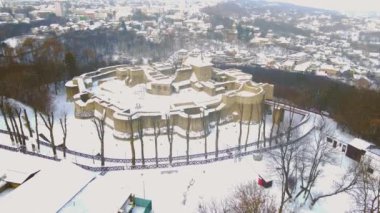 Romanya 'nın Suceava Kalesi' ne kış mevsiminde kuşların bakış açısı. Görüntüler daha yüksek irtifadaki bir drondan çekildi..