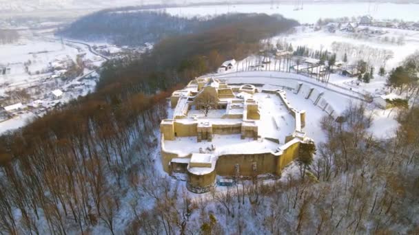 冬季俯瞰罗马尼亚苏克雷瓦城堡的鸟瞰 录像是无人驾驶飞机在较高的高空拍摄的 — 图库视频影像