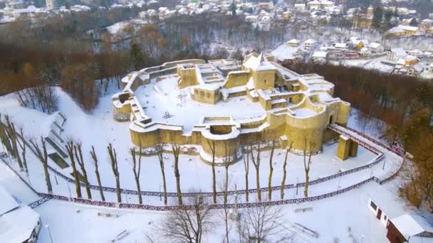 冬季俯瞰罗马尼亚苏克雷瓦城堡的鸟瞰 录像是无人驾驶飞机在较高的高空拍摄的 — 图库视频影像