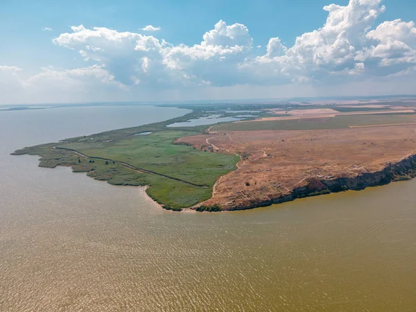 Romanya 'nın Tulcea ilinde bulunan Argamum kalesi ile birlikte Razim Gölü' nün kıyısındaki Dolosman Burnu 'nun havadan görünüşü. Fotoğraf, gün ortasında güneşli bir havada, yaz mevsiminde bir İHA 'dan çekildi..