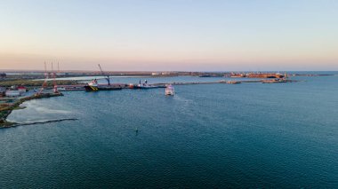 Yelkenli ve rıhtımlı bir limanın havadan görüntüsü. Fotoğraf, yaz mevsiminde gün batımında yüksek irtifada bir İHA 'dan çekildi.