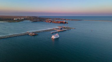 Yelkenli ve rıhtımlı bir limanın havadan görüntüsü. Fotoğraf, yaz mevsiminde gün batımında yüksek irtifada bir İHA 'dan çekildi.