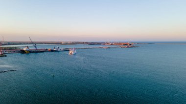 Yelkenli ve rıhtımlı bir limanın havadan görüntüsü. Fotoğraf, yaz mevsiminde gün batımında yüksek irtifada bir İHA 'dan çekildi.