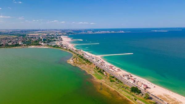 Eforie sahilindeki bir İHA 'dan alınan hava fotoğrafları. Plajın sol tarafında Techirghiol Gölü ve sağ tarafında Karadeniz. Deniz ve göl arasında bir kara parçası.