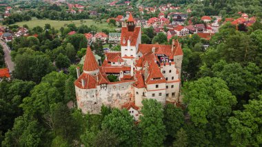 Romanya 'nın Brasov kentindeki Bran kalesinde hava fotoğrafçılığı. Fotoğraf, daha yüksek bir irtifada bir drondan çekildi. Kamera yukarıdan aşağı bakıyor..