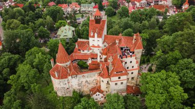 Romanya 'nın Brasov kentindeki Bran kalesinde hava fotoğrafçılığı. Fotoğraf, daha yüksek bir irtifada bir drondan çekildi. Kamera yukarıdan aşağı bakıyor..