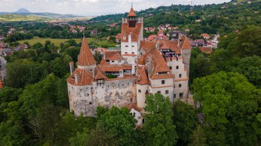 Romanya 'nın Brasov kentindeki Bran kalesinde hava fotoğrafçılığı. Fotoğraf, alçak irtifada bir hava aracından çekilmiştir..