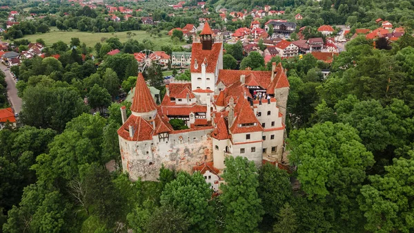 Romanya 'nın Brasov kentindeki Bran kalesinde hava fotoğrafçılığı. Fotoğraf, daha yüksek bir irtifada bir drondan çekildi. Kamera yukarıdan aşağı bakıyor..