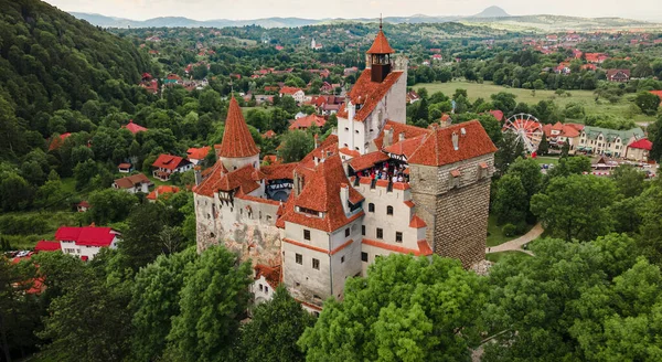Romanya 'nın Brasov kentindeki Bran kalesinde hava fotoğrafçılığı. Fotoğraf, alçak irtifada bir hava aracından çekilmiştir..