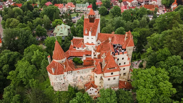 Romanya 'nın Brasov kentindeki Bran kalesinde hava fotoğrafçılığı. Fotoğraf, daha yüksek bir irtifada bir drondan çekildi. Kamera yukarıdan aşağı bakıyor..