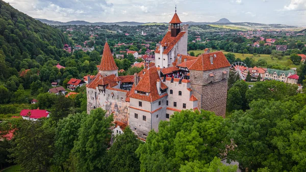 Romanya 'nın Brasov kentindeki Bran kalesinde hava fotoğrafçılığı. Fotoğraf, alçak irtifada bir hava aracından çekilmiştir..