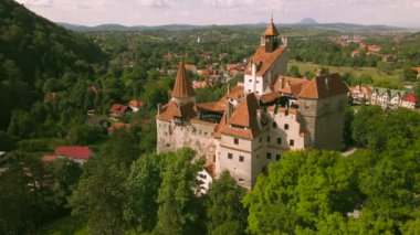 Romanya 'nın Brasov kentindeki Bran kalesinin hava görüntüsü. Görüntüler, kuleler arasındaki kale duvarlarına yakın mesafeden ileriye doğru uçarken bir İHA 'dan çekiliyor.. 