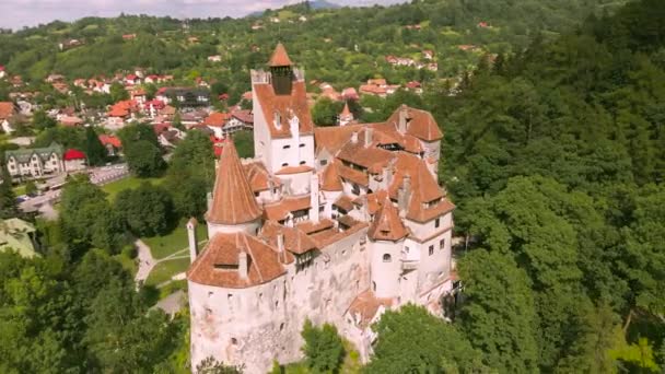 位于罗马尼亚布兰的德拉库拉城堡鸟瞰图 镜头是由无人驾驶飞机在逆时针方向盘旋在城堡周围时拍摄的 它降低了高度 更靠近大楼 — 图库视频影像