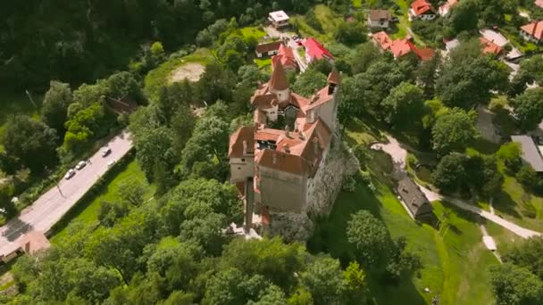 ルーマニアのブランにあるドラキュラ城の鳥の目のビュー 城の周りの公正な距離で飛行中にドローンから撮影された映像反時計回りに 高い高度では ビューで城を維持 — ストック動画