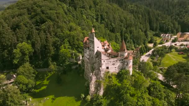 位于罗马尼亚布兰的德拉库拉城堡鸟瞰图 画面是由一架无人驾驶飞机在城堡周围相当距离的高空顺时针飞行时拍摄的 使城堡的视野保持在较高的高度 — 图库视频影像