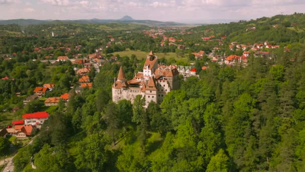 ブラン城の空中ビデオ ブラゾフに位置 ルーマニア 遠くから城に向かって飛んでいる間にドローンから映像が撮影されます — ストック動画