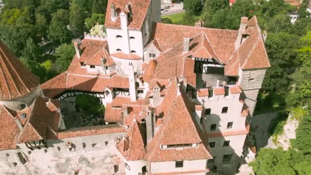位于罗马尼亚布拉索夫的布兰城堡的空中录像 镜头是由一架无人驾驶飞机拍摄的 同时从靠近城堡屋顶的地方向上飞行 集中在院子里 — 图库视频影像