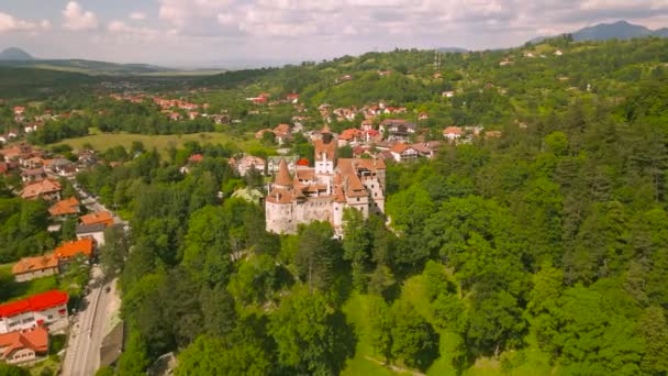 ルーマニアのブランにあるドラキュラ城の鳥の目のビュー 城の周りの公正な距離で飛行中にドローンから撮影された映像反時計回りに 高い高度では ビューで城を維持 — ストック動画