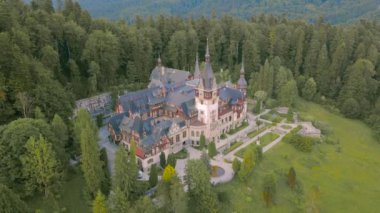 Sinaia Romanya 'daki Peles Kalesi' ne kuşların bakış açısı. Görüntü, kalenin etrafında daireler çizerek hareket eden bir aracın uçuşu sırasında çekilmiş..