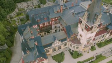 Sinaia Romanya 'daki Peles Kalesi' ne kuşların bakış açısı. Görüntü, kalenin üzerinden uçarken çekildi. Kaleyi görüş alanında tutmak için yükseklik kazandı ve kamerayı aşağı doğru eğdi..