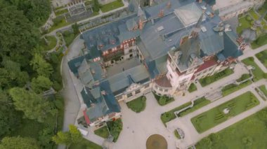 Sinaia Romanya 'daki Peles Kalesi' ne kuşların bakış açısı. Görüntü, kalenin üzerinden uçarken çekildi. Kaleyi görüş alanında tutmak için yükseklik kazandı ve kamerayı aşağı doğru eğdi..