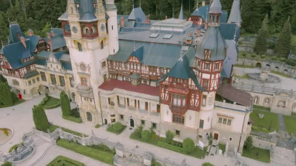 ルーマニアのペレス城の空中映像 宮殿の映像は 右銀行ながら ビューの美しいファサードと低い高度でドローンから撮影されました — ストック動画