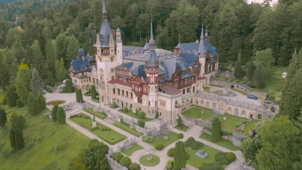 在罗马尼亚Sinaia的Peles城堡上空鸟瞰 镜头是从一架无人驾驶飞机上向后飞去时拍摄的 以揭示城堡和院子 — 图库视频影像